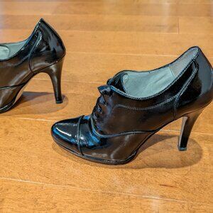 Tahari Louise Black Lace-up Patent Leather Heels, Ankle Booties, Size 6.5